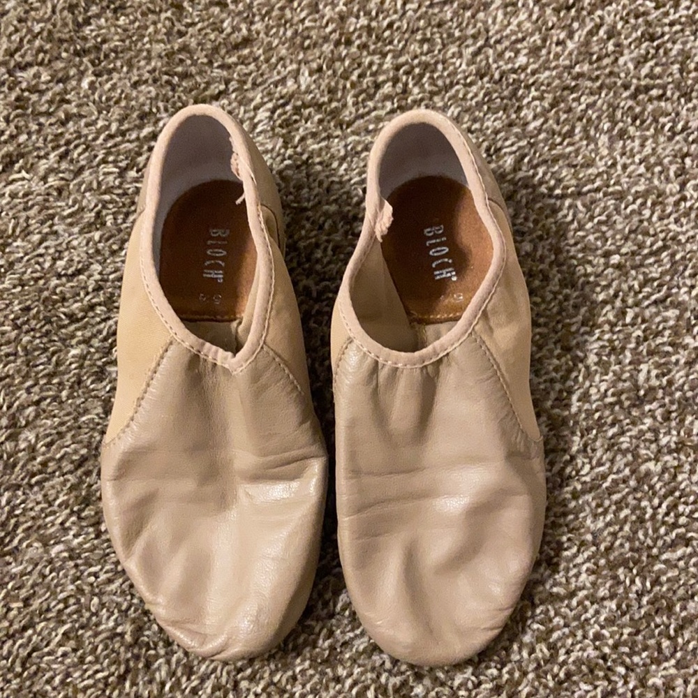 Size 5.5 Narrow Bloch Neoflex jazz shoes.